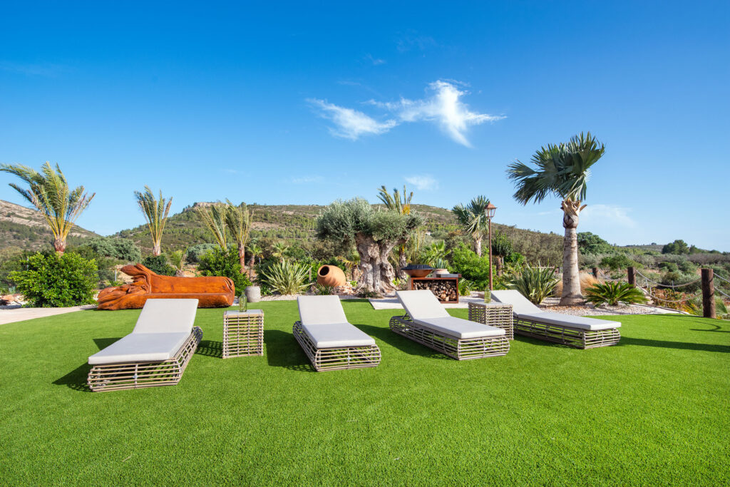 Mobiliario de jardín en Alicante completado por Luxury Garden Center para la Finca Bernia Experience.