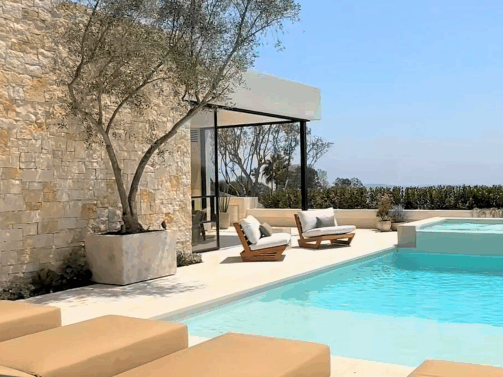 Villa de lujo en Altea con diseño de jardines modernos, piscina y un elegante porche de madera integrado, mostrando alternativas ecológicas al césped.