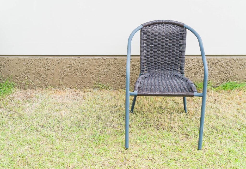 Silla de exterior apilable en Alicante, la solución perfecta para ahorrar espacio.