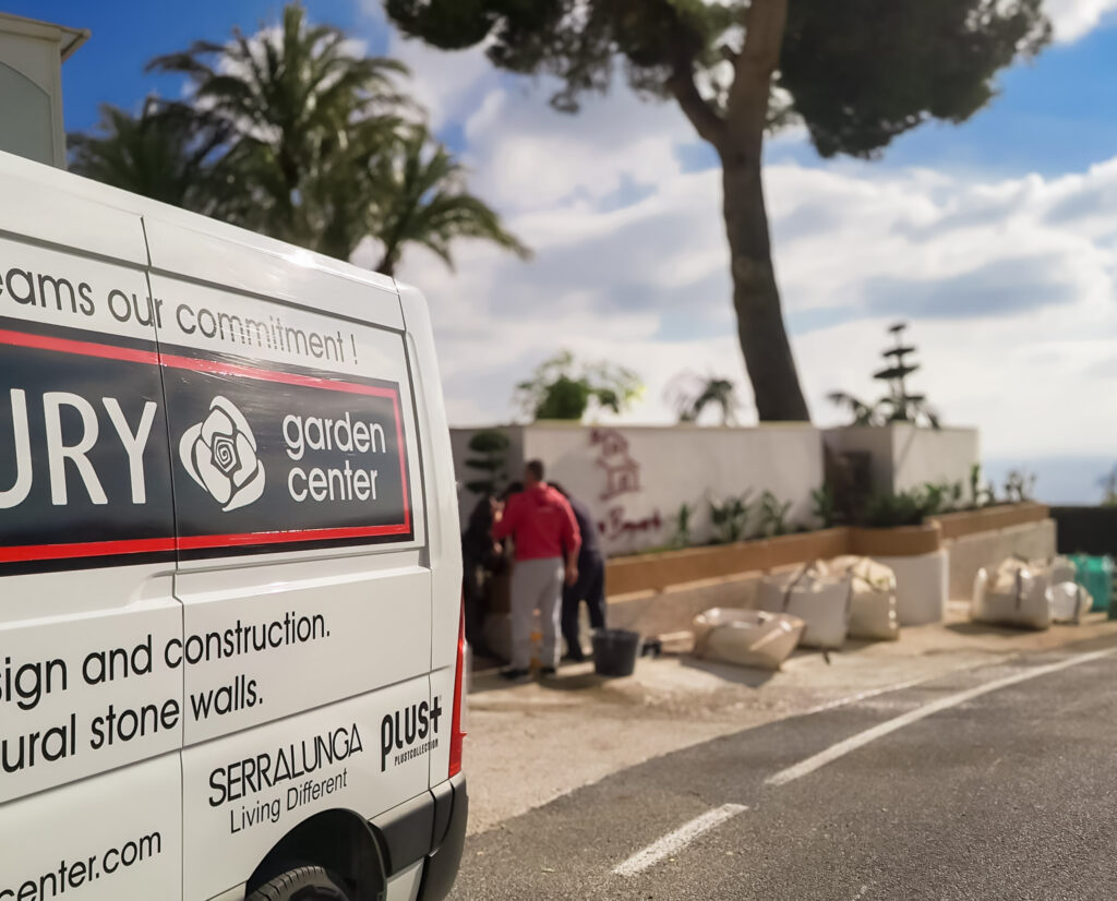 Equipo de Luxury Garden Center llegando a un jardín para realizar el servicio de mantenimiento y reparación de riego.