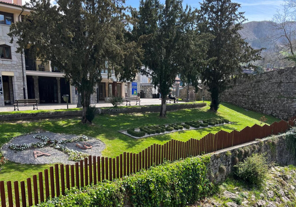 Jardín denso y saludable al que se aplicó técnicas para recuperar el césped quemado en Alicante.