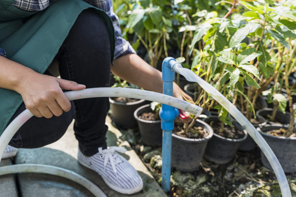 Inspección manual de la toma de agua como parte del mantenimiento de un sistema de riego por goteo.